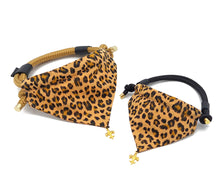 Laden Sie das Bild in den Galerie-Viewer, Handcrafted Scarope mit Leo Print