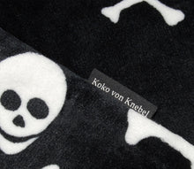 Laden Sie das Bild in den Galerie-Viewer, KvK Skull Blanket Super Soft - Hundedecke