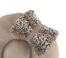 Laden Sie das Bild in den Galerie-Viewer, Donut Caramel Baby Leo - Hundekissen Mini & Midi