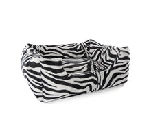 Laden Sie das Bild in den Galerie-Viewer, Super Soft Dog Lounge - Zebra Edition
