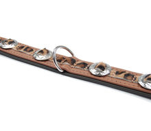 Laden Sie das Bild in den Galerie-Viewer, Handcrafted - Halsband Klassik Curved Concho Edition