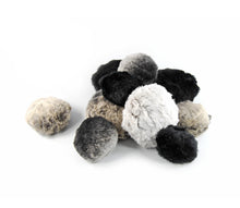 Laden Sie das Bild in den Galerie-Viewer, Fur Dot - Plüschball mit Quietscher