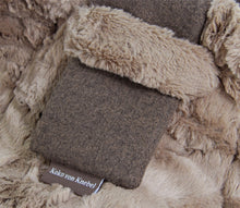 Laden Sie das Bild in den Galerie-Viewer, Aida Hundetasche – Luxe Braun Detail