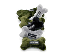 Laden Sie das Bild in den Galerie-Viewer, Plüschknochen mit Quietscher in drei Größen und drei Farben