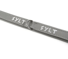 Laden Sie das Bild in den Galerie-Viewer, KvK Handcrafted – Halsband Klassik Curved Sylt Edition