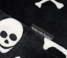 Laden Sie das Bild in den Galerie-Viewer, KvK Skull Blanket Super Soft - Hundedecke
